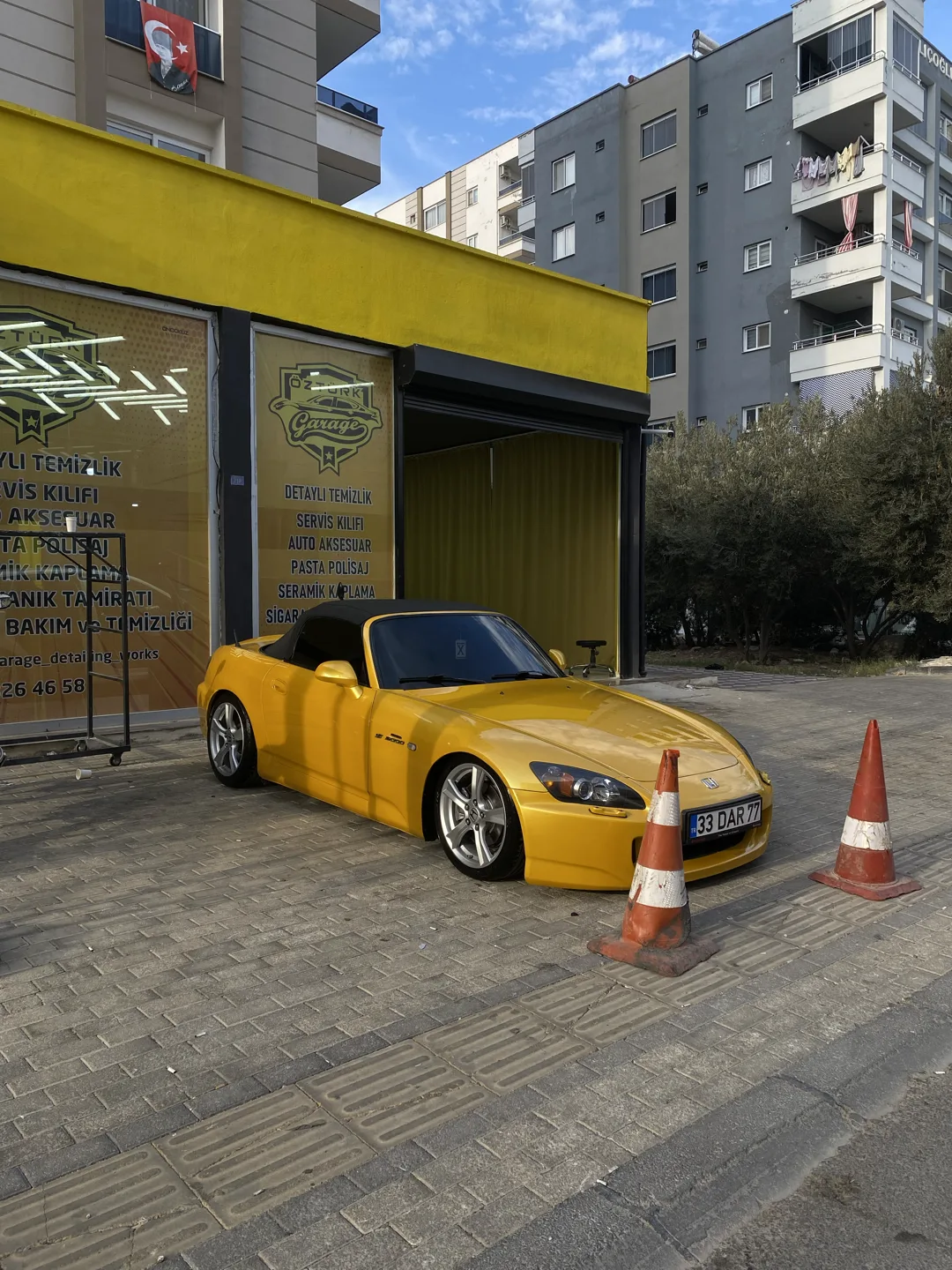 Öztürk Garage önünde sarı otomobil